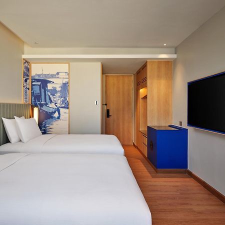 Hilton Garden Inn Bangkok Riverside Экстерьер фото