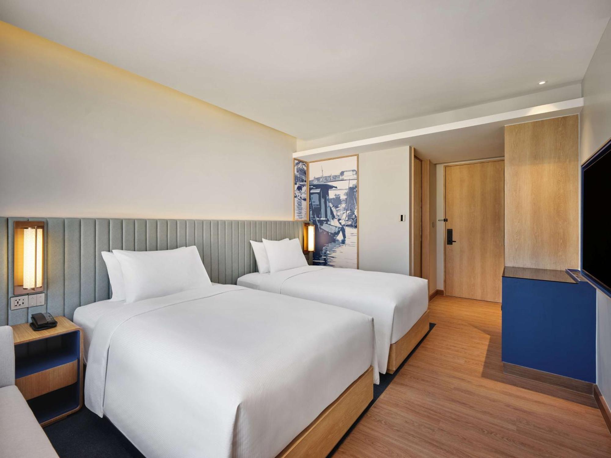 Hilton Garden Inn Bangkok Riverside Экстерьер фото