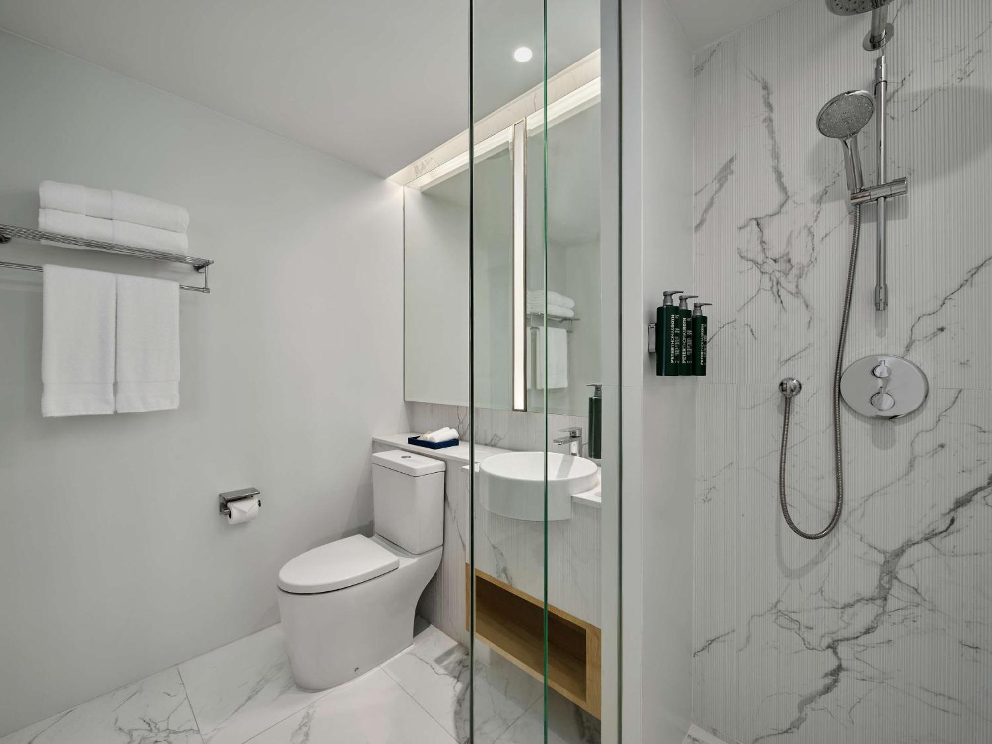 Hilton Garden Inn Bangkok Riverside Экстерьер фото